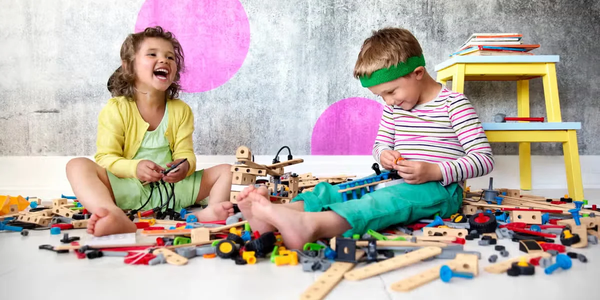 kids sharing toys